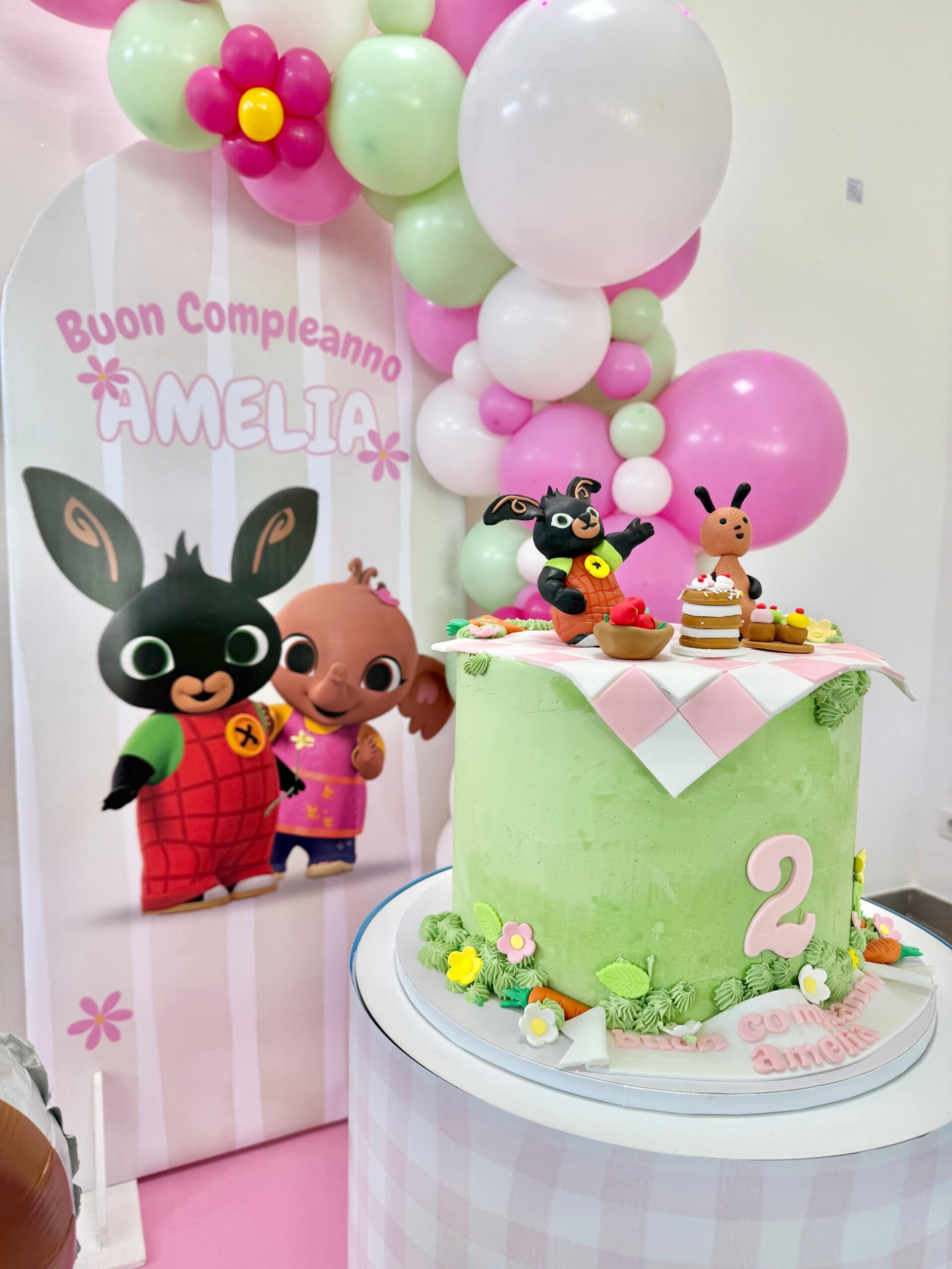 Allestimento compleanno bambina con decorazioni rosa e palloncini